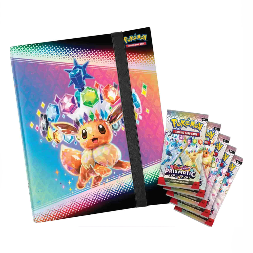 Pokémon-Sammelordner mit Gummiband und Eevee auf dem Cover, verziert mit funkelnden Tera-Kristallen. Daneben sechs Boosterpacks der „Prismatic Evolutions“-Reihe.