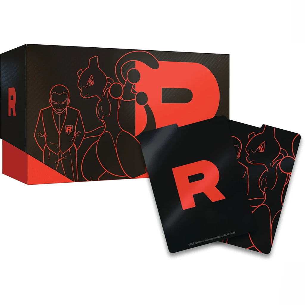 Eine Box mit schwarz-rotem Design und stilisierten Motiven von Giovanni, Mewtu und einem grossen roten R. Zwei Kartenhüllen liegen davor, eine mit dem R-Symbol, die andere mit Giovanni und Mewtu in minimalistischer Darstellung.