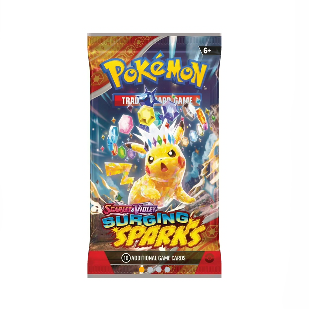 Einzelnes Booster-Pack aus der „Surging Sparks“-Reihe. Das Pack zeigt Pikachu in kristalliner Tera-Form, mit funkelnden Juwelen, Blitzsymbolen und einer dynamischen Pose. Der Hintergrund ist ein feuriger Canyon mit sternförmigen Symbolen.