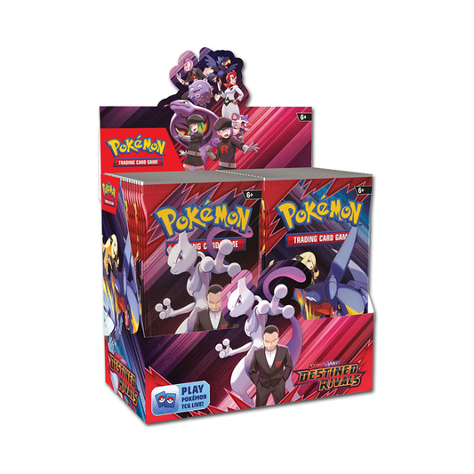 Eine Display-Box für Pokémon-Sammelkarten aus der „Scarlet & Violet – Destined Rivals“-Erweiterung. Die Verpackung zeigt prominente Charaktere wie Giovanni mit Mewtu im Vordergrund. Oben ragen Jessie, James, Mauzi und weitere Team Rocket-Mitglieder als Pappfigur hervor. Das Farbschema ist überwiegend rot, schwarz und violett mit dynamischen Blitzmustern.