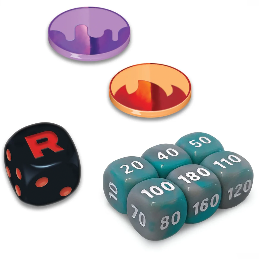 Spielzubehör-Set mit einem schwarzen Würfel mit rotem R, zwei glänzenden Acrylmarkern (einer lila mit Tropfendesign, einer orange mit Flammensymbol) sowie sechs türkis-grauen Schadenswürfeln mit weißen Zahlen.